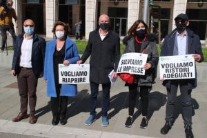 #salviamoleimprese, il terziario mobilitato in piazza Grande. Le 10 richieste