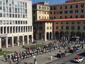 #salviamoleimprese, il terziario mobilitato in piazza Grande. Le 10 richieste