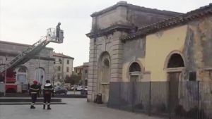San Marco, sale sul tetto per un pallone ma scende grazie ai vigili del fuoco