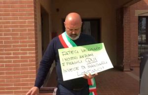 Cecina: slitta l'apertura del centro vaccinale, la protesta del sindaco Samuele Lippi