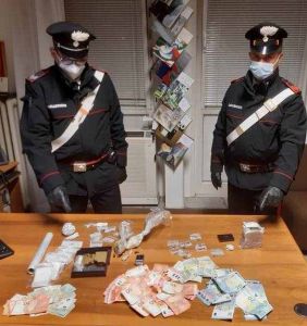 Coppia fermata ad un controllo aveva mezzo chilo di droga e 1240 euro