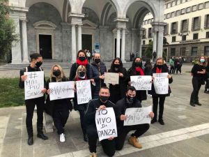 Danza, #maipiusenza le foto del flash mob in piazza Grande