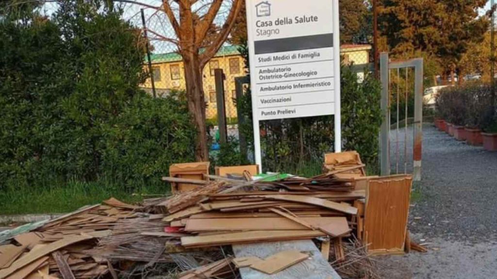 Discarica di legname all'ingresso della Casa della Salute