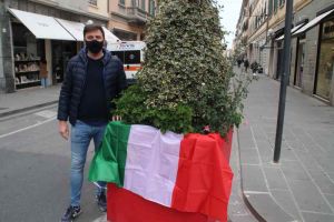 Il tricolore nasconde la falce e martello che deturpa le fioriere in via Ricasoli