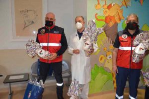 L'Associazione Nazionale Carabinieri dona uova di Pasqua a pediatria