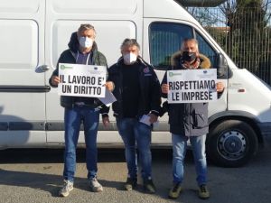 La protesta degli ambulanti al mercatino del venerdì