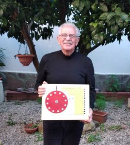 Maurizio Piqué con l'Accordiogeno, da lui inventato