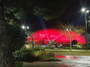 Le riprese aeree del Modigliani illuminato di rosso per le vittime del Moby Prince