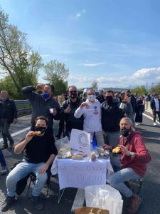 Ti blocchiamo l'Italia TNI blocca l'A1, presente anche la delegazione di Livorno