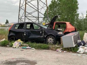 Camper, carcasse di auto e attrezzature da bar abbandonate nel piazzale