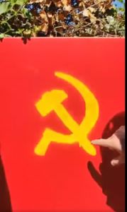 simboli comunisti sulle fioriere di via ricasoli