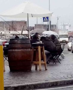 1 maggio oglia di normalità, con l'ombrello a sedere ai bar e ristoranti