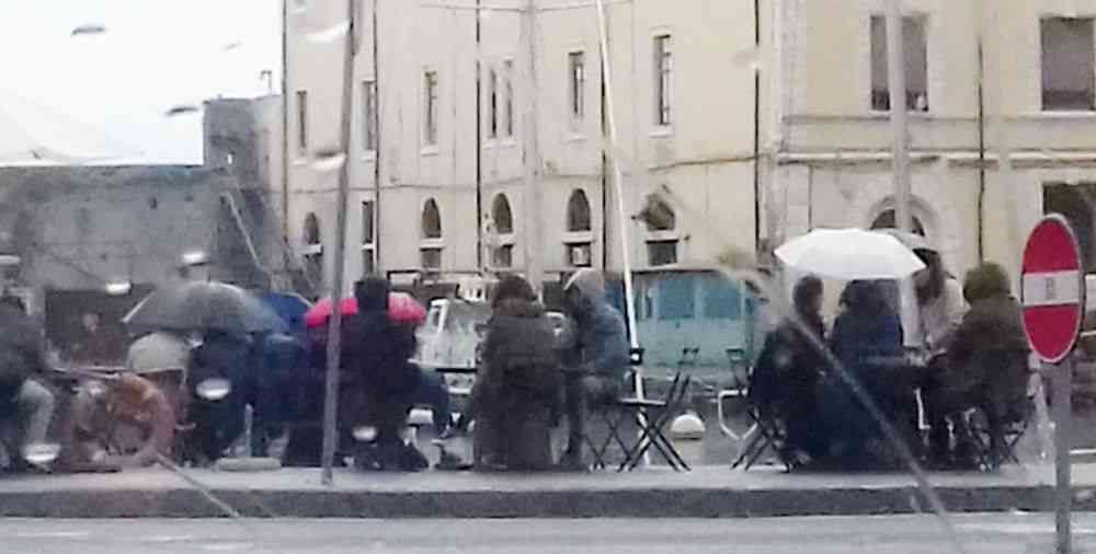 1 maggio oglia di normalità, con l'ombrello a sedere ai bar e ristoranti