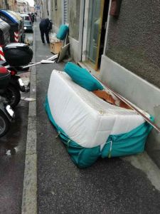 Abbandono di rifiuti ai cassonetti, problema di viabilità per i disabili