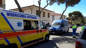 Bimbi scavano una buca in giardino e trovano una bomba della seconda guerra mondiale