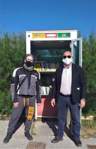 Dopo i furti tornano i libri nella cabina del telefono