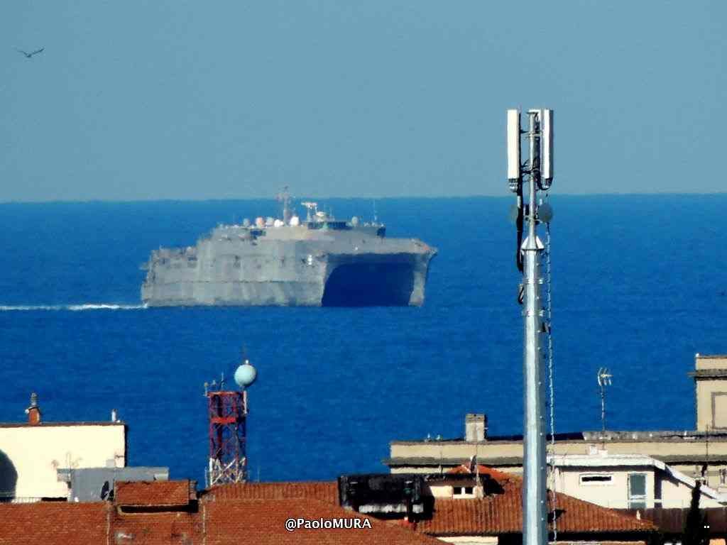 La foto la nave catamarano Trenton in arrivo a Livorno