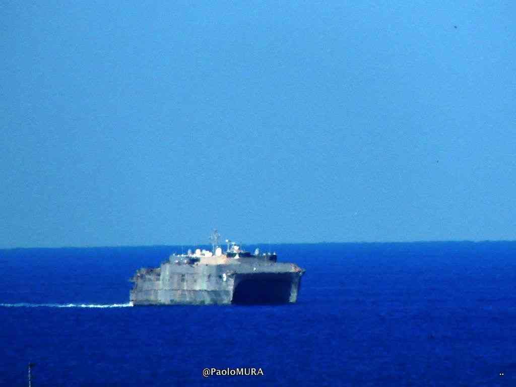 La foto la nave catamarano Trenton in arrivo a Livorno