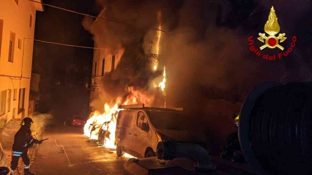 Portoferraio a fuoco 4 auto nella notte, danneggiato anche un edificio