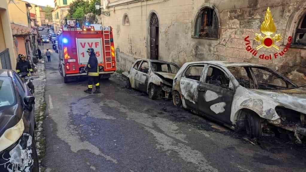 Portoferraio a fuoco 4 auto nella notte, danneggiato anche un edificio