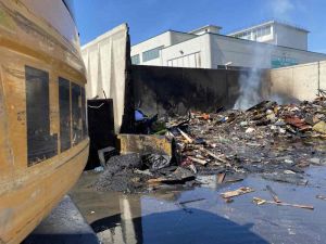 Stazione ecologica, domato l'incendio di rifiuti ingombranti