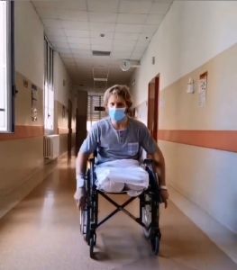 Cristian scende dal letto dell'ospedale: "Ho pianto: Ho visto il cielo era bellissimo, la carrozzina? Felice come un bambino con la bici"