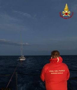 recupero barca a vela vigili del fuoco