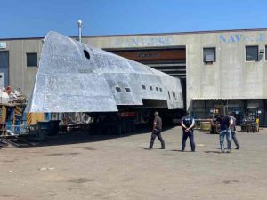 Yacht di 44 metri costruito con la chiglia in su viene ribaltato nel piazzale, spettacolare operazione per Gestione Bacini