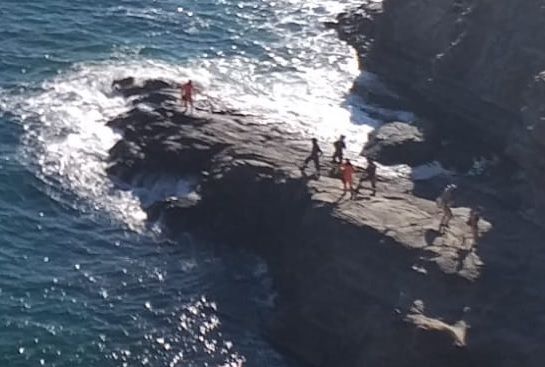Cade sugli scogli punta Pacchiano, intervengono i vigili del fuoco. in arrivo anche elicottero 1