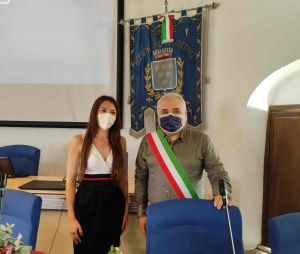 La neolaureata Arianna Chiappi assieme al sindaco Daniele Donati