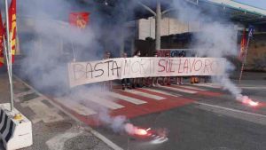 Ottima adesione al primo sciopero USB in Porto. Bloccato il varco Vallesini