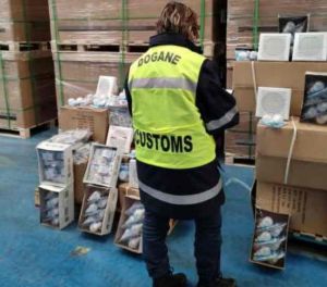 Porto di Livorno, fermo amministrativo per 20.000 lampadine led non a norma