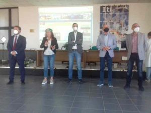 Salvetti iti consegna costituzione agli studenti