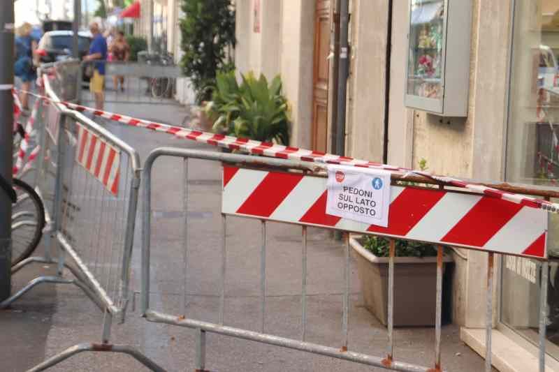 Via Marradi, cade intonaco transennato marciapiede