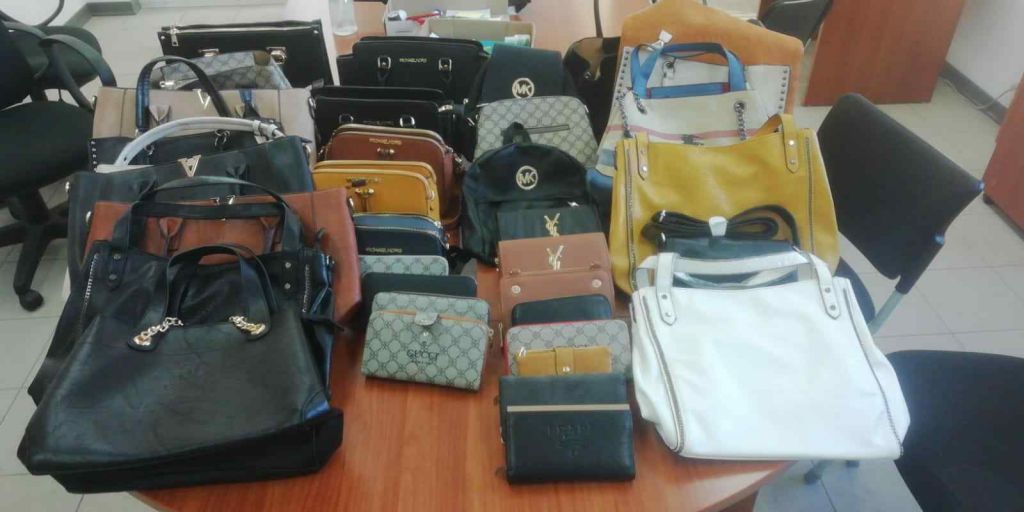 Municipale sequestra borse contraffatte sul viale Italia