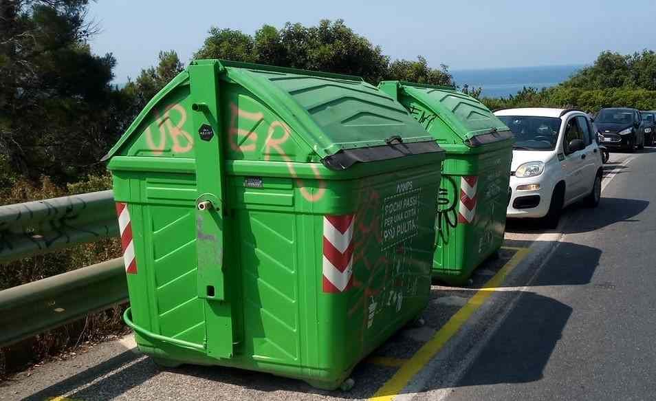 cassonetti dei rifiuti sul romito