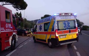 Via Mondolfi, auto con 5 ventenni a bordo sfonda il guardrail e finisce nella strada accanto