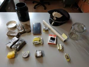 Arrestato 67enne livornese, aveva in casa droga e materiale per il confezionamento