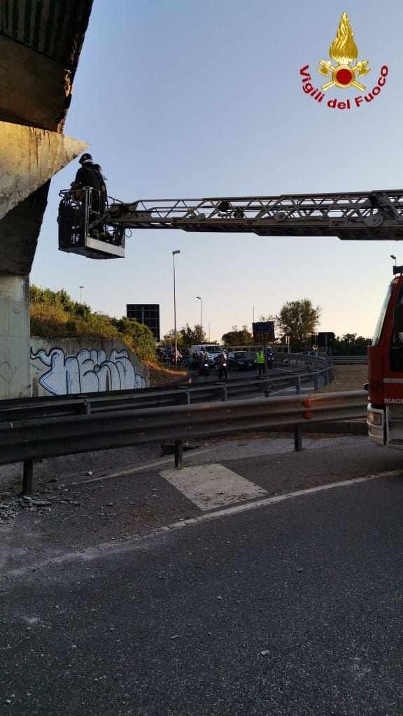 Cadono detriti dal  sottopasso allo svincolo  per il Maroccone