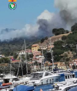 Isola d'Elba, domato l'incendio alla spiaggia Barbarossa