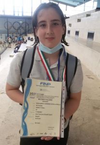 Sofia Gagliardo Gurrieri mostra il certificato di uno dei due record nazionali conquistati.