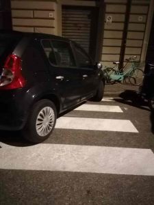 Zona Origine, la sera parcheggio selvaggio. Le foto dei lettori