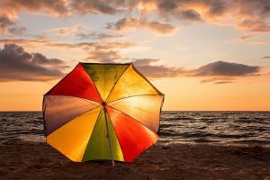 spiaggia ombrellone tramonto