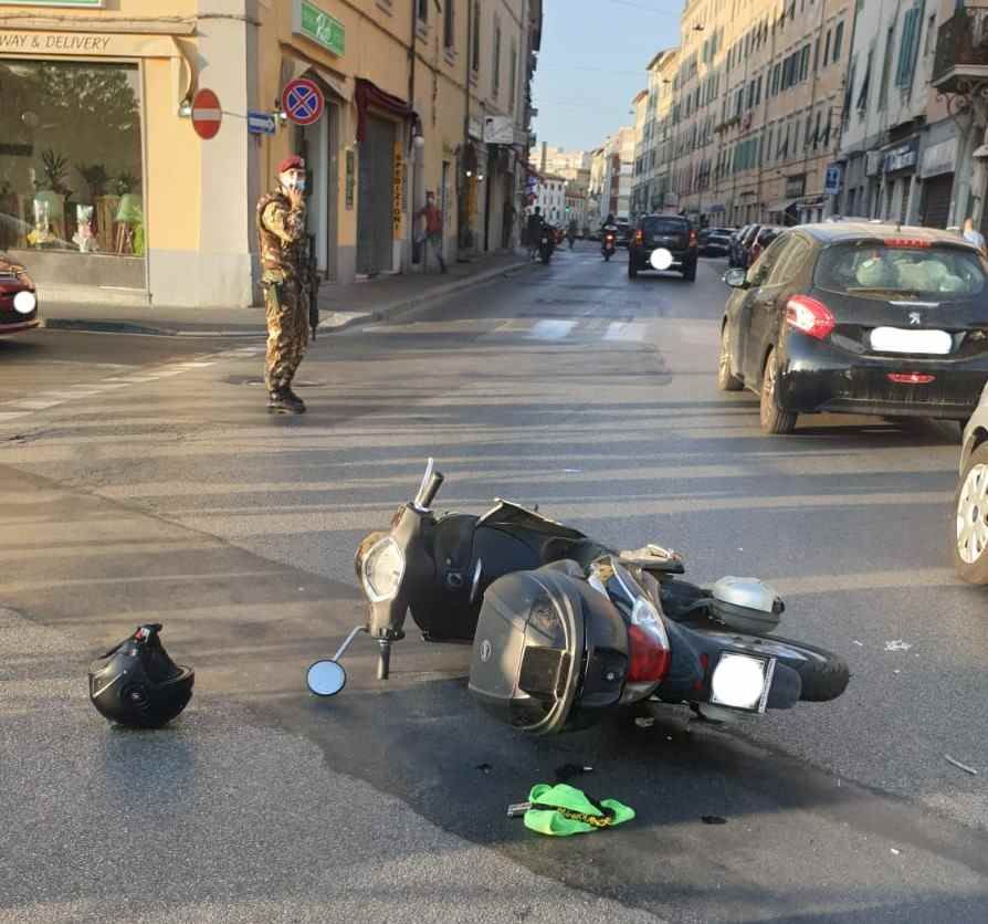 Fa inversione a U e colpisce uno scooter, 2 persone in ospedale