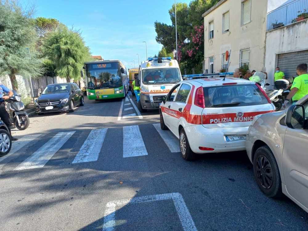 Investiti 3 bambini e 2 mamme sulle strisce dall'auto della municipale tamponata 