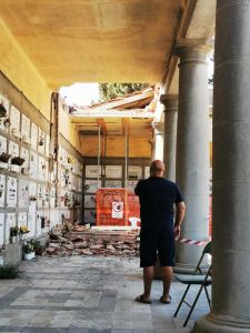Cimitero Cecina, crolla soffito del porticato. Lippi: "Basta interventi tampone, agire con celerità"