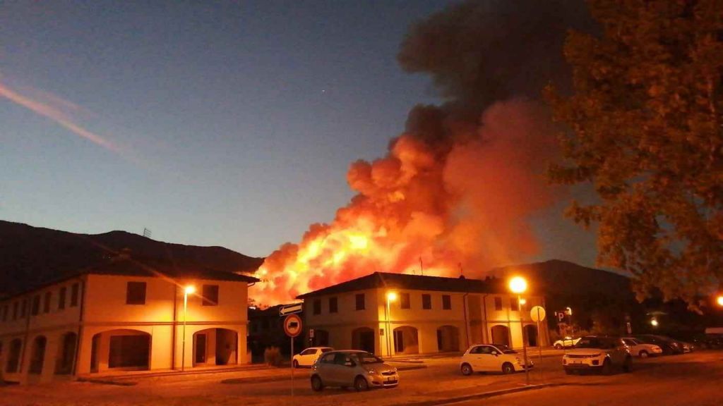 Monte Pisano in fiamme, evacuate case, mobilitati anche i ...