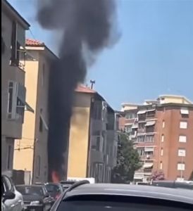 A fuoco scooter parcheggiato, paura alle Sorgenti