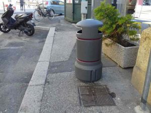 nuovi-cestini-posizionati-nel-mezzo-del-marciapiede-di-via-roma-4