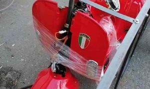 Sequestrati 71 scooter elettrici per presunta contraffazione, sono simili alla Vespa